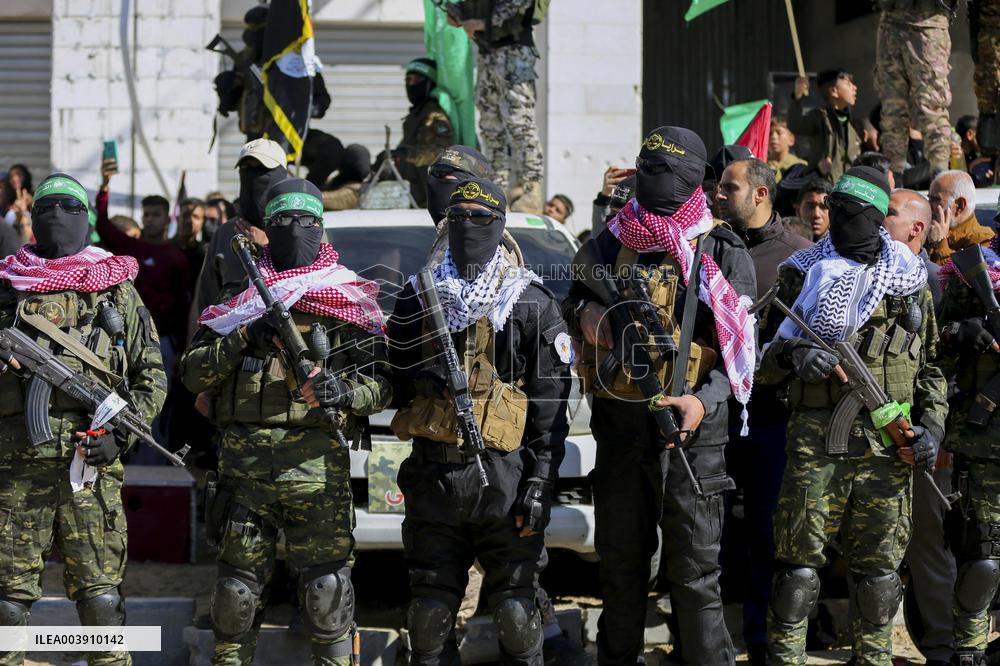 Hamas Fighters Escort Four Israeli Hostages - Gaza