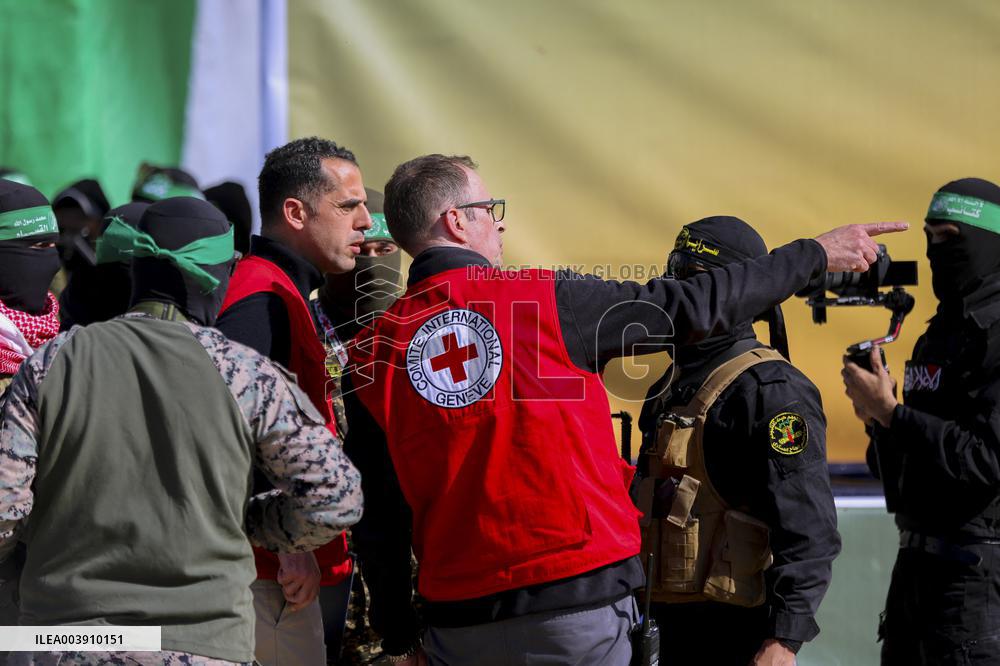 Hamas Fighters Escort Four Israeli Hostages - Gaza