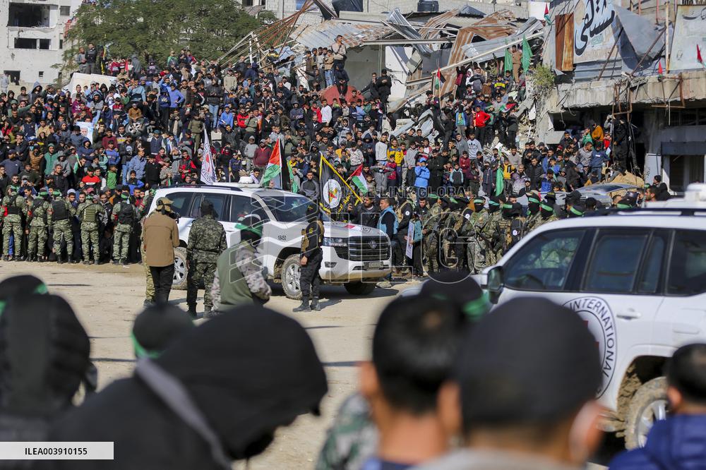 Hamas Fighters Escort Four Israeli Hostages - Gaza