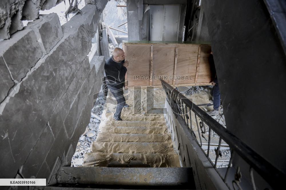 Displaced Palestinians Begin To Return To Gaza