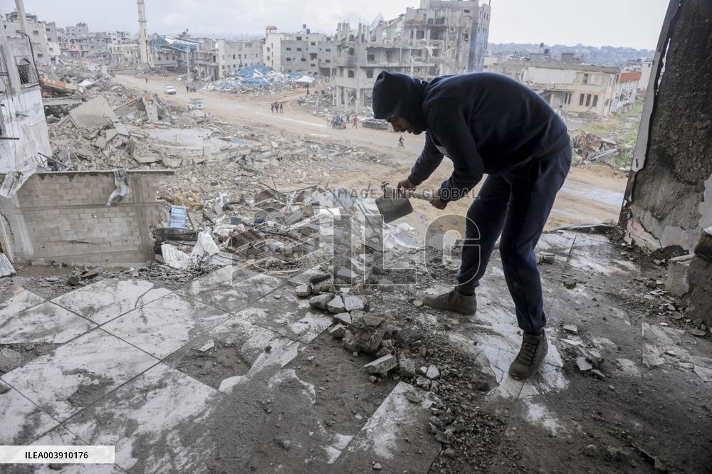 Displaced Palestinians Begin To Return To Gaza