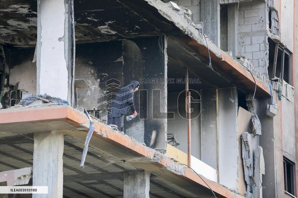Displaced Palestinians Begin To Return To Gaza