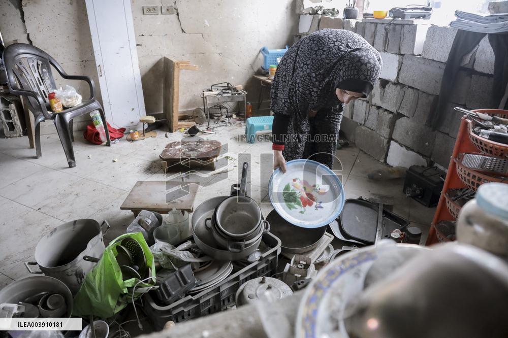 Displaced Palestinians Begin To Return To Gaza