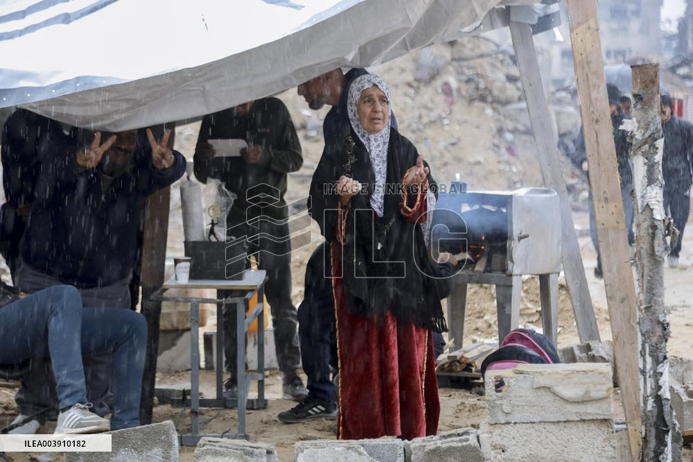 Displaced Palestinians Begin To Return To Gaza