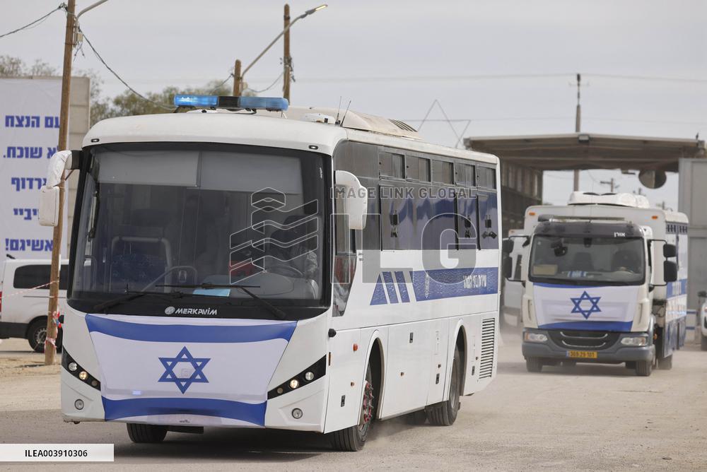 Palestinian Prisoners Leave Ktzi'ot Prison In Southern Israel