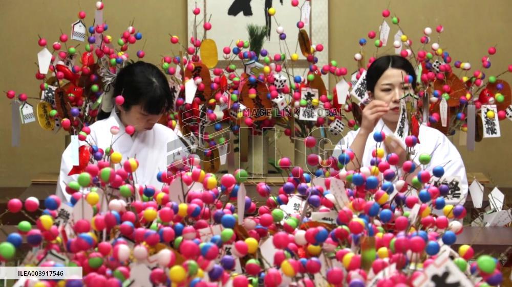 [Breaking News]Making of lucky charms at Japan shrine