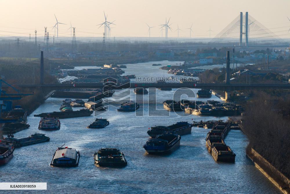 Beijing-hangzhou Canal Spring Festival Travel Rush
