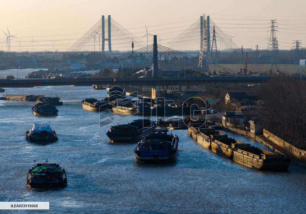 Beijing-hangzhou Canal Spring Festival Travel Rush