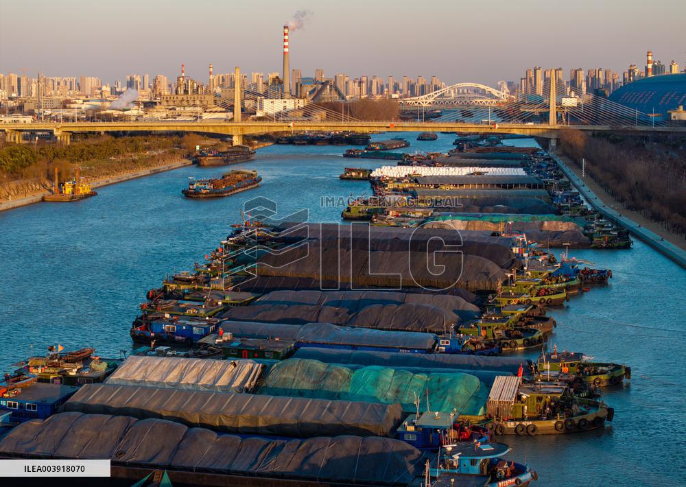 Beijing-hangzhou Canal Spring Festival Travel Rush