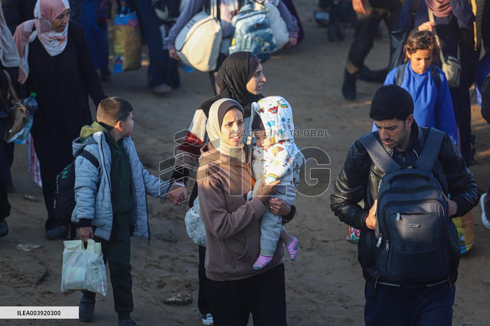 Displaced Palestinians Begin Returning to Northern Gaza