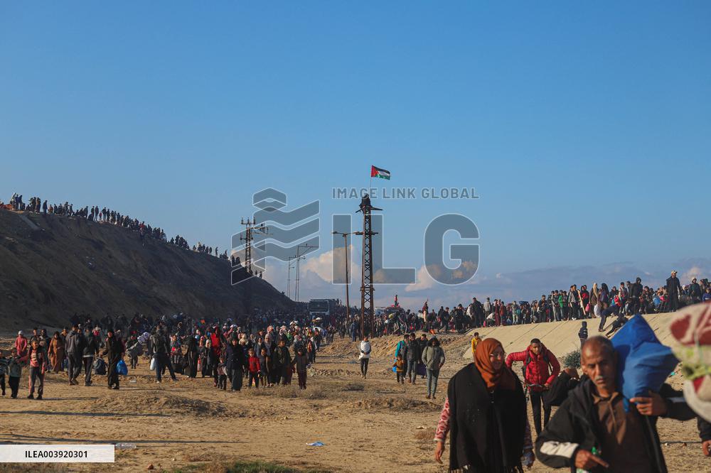 Displaced Palestinians Begin Returning to Northern Gaza