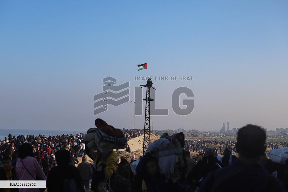 Displaced Palestinians Begin Returning to Northern Gaza