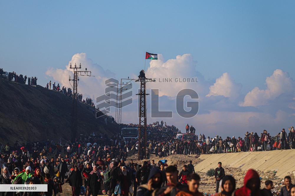 Displaced Palestinians Begin Returning to Northern Gaza