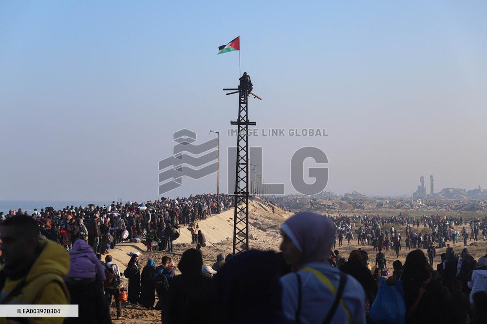 Displaced Palestinians Begin Returning to Northern Gaza