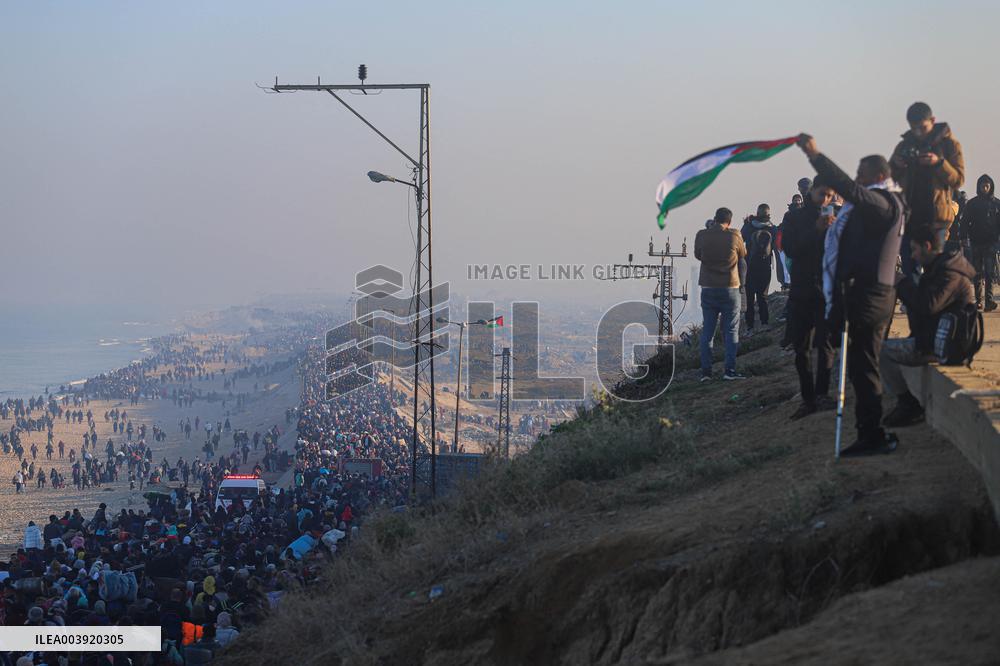 Displaced Palestinians Begin Returning to Northern Gaza