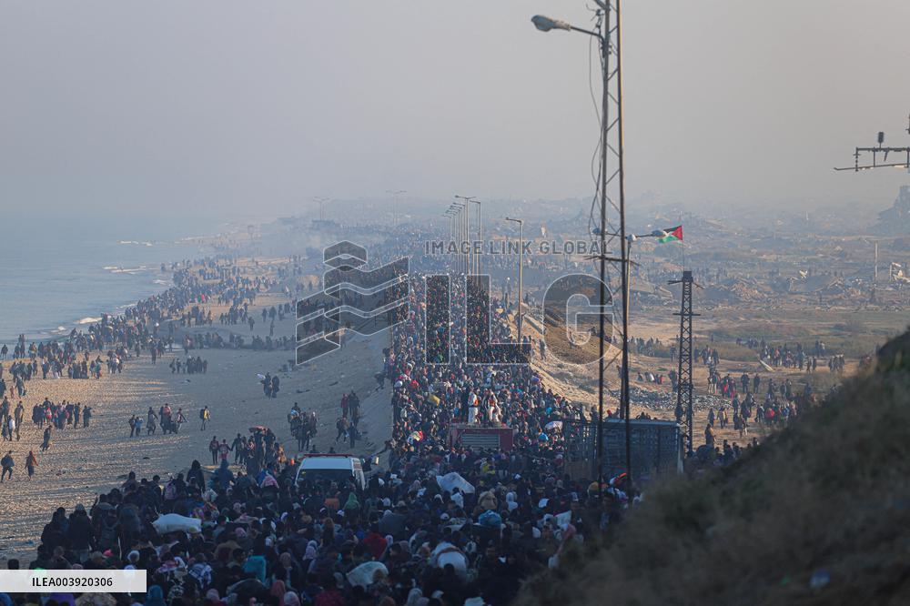 Displaced Palestinians Begin Returning to Northern Gaza