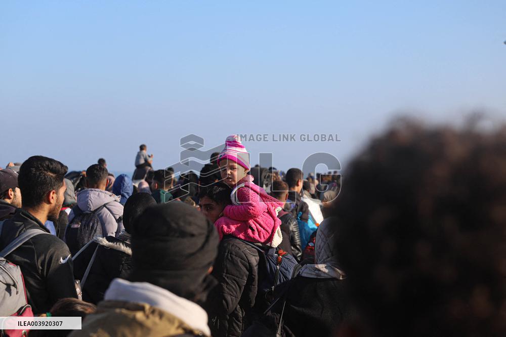 Displaced Palestinians Begin Returning to Northern Gaza