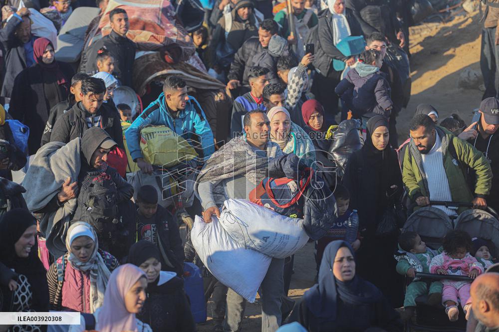 Displaced Palestinians Begin Returning to Northern Gaza
