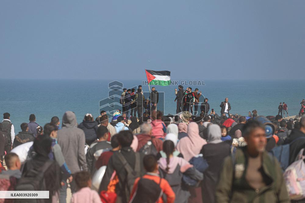 Displaced Palestinians Begin Returning to Northern Gaza