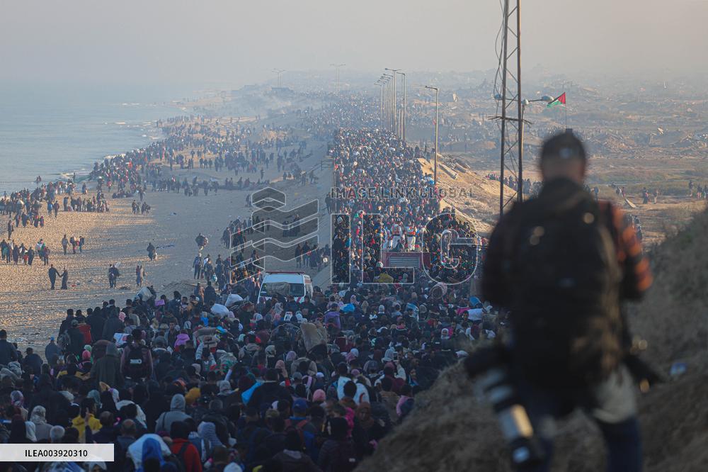 Displaced Palestinians Begin Returning to Northern Gaza