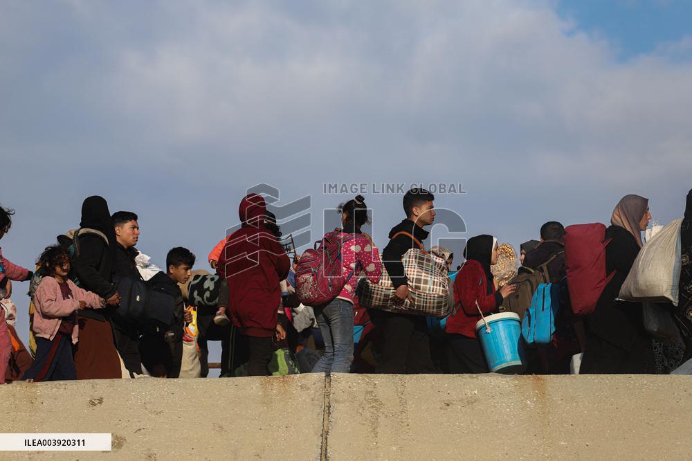 Displaced Palestinians Begin Returning to Northern Gaza