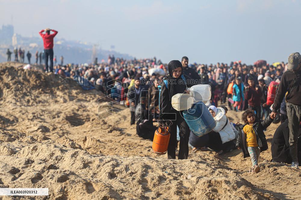 Displaced Palestinians Begin Returning to Northern Gaza