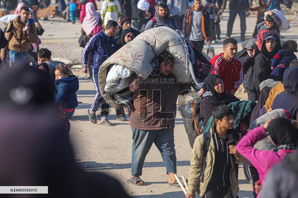 Displaced Palestinians Begin Returning to Northern Gaza
