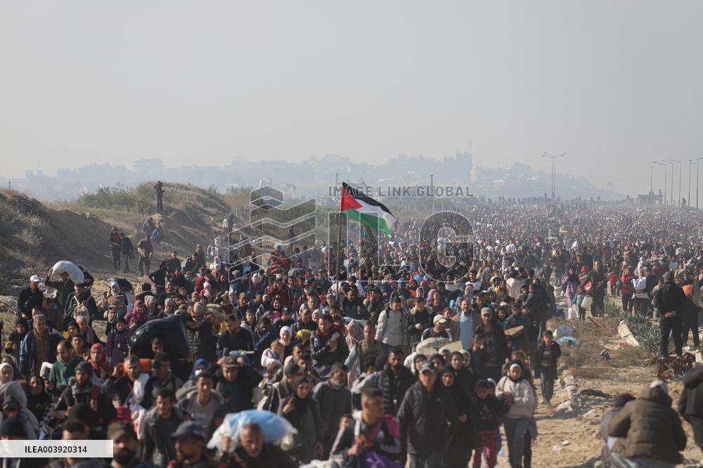 Displaced Palestinians Begin Returning to Northern Gaza