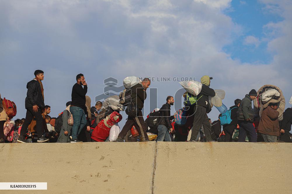 Displaced Palestinians Begin Returning to Northern Gaza