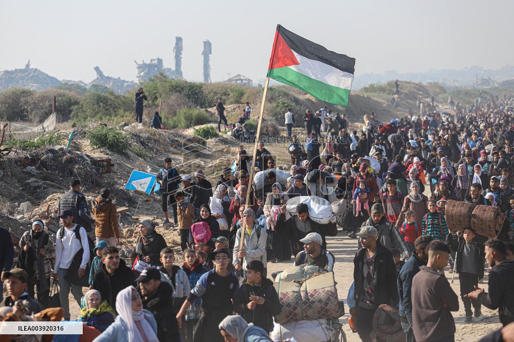 Displaced Palestinians Begin Returning to Northern Gaza