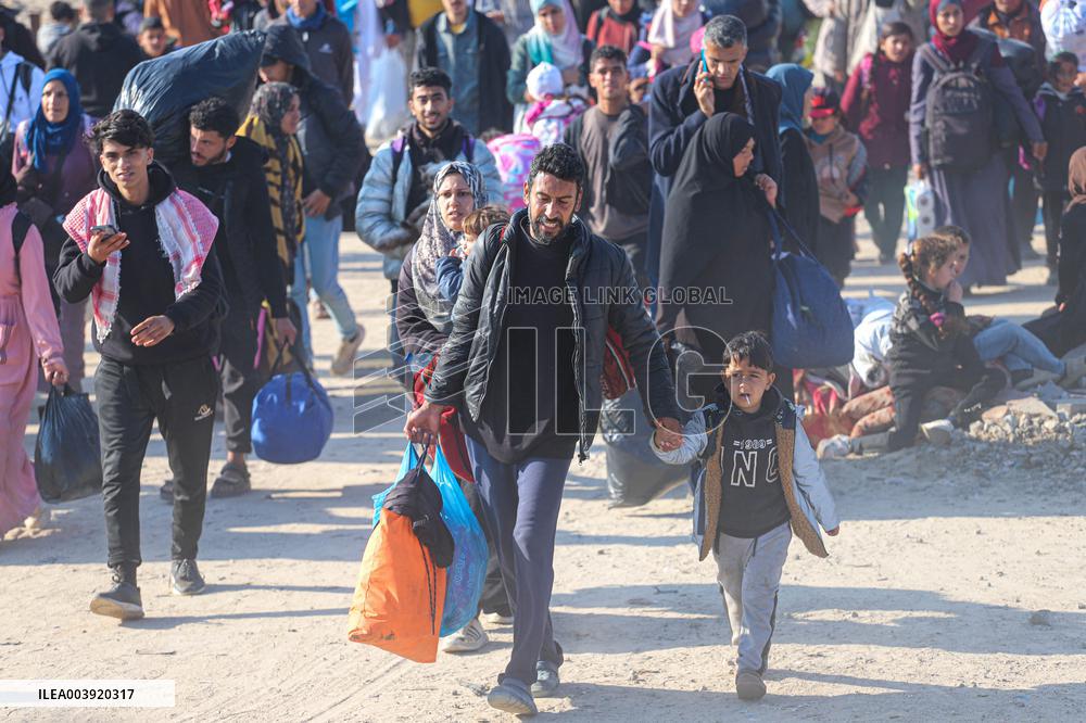 Displaced Palestinians Begin Returning to Northern Gaza