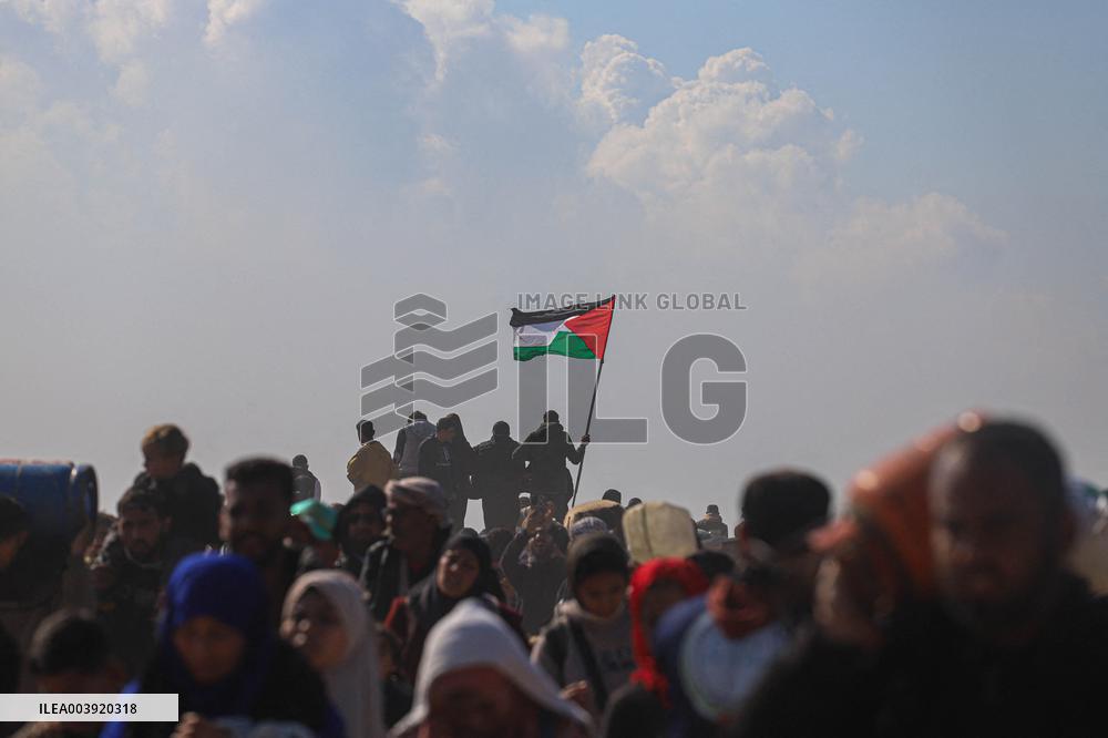 Displaced Palestinians Begin Returning to Northern Gaza