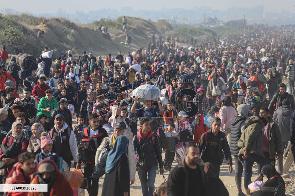 Displaced Palestinians Begin Returning to Northern Gaza