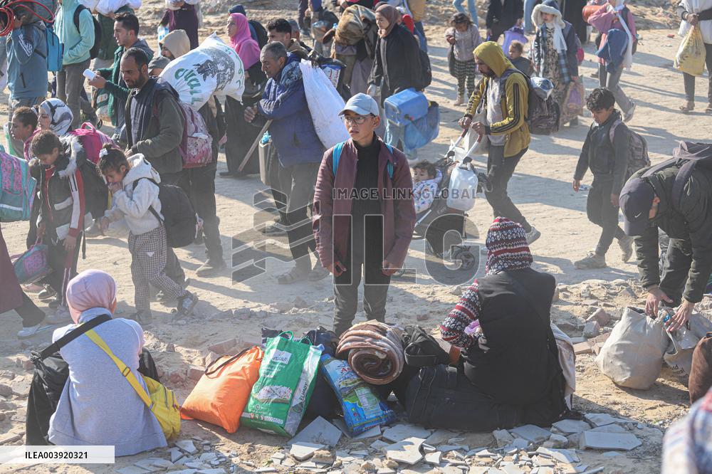 Displaced Palestinians Begin Returning to Northern Gaza