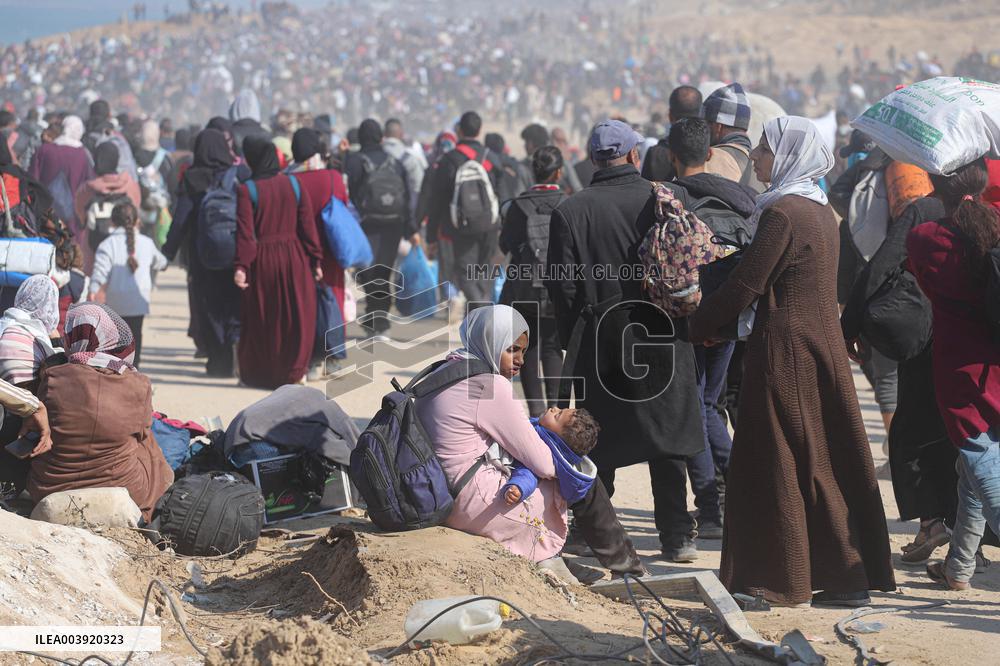 Displaced Palestinians Begin Returning to Northern Gaza