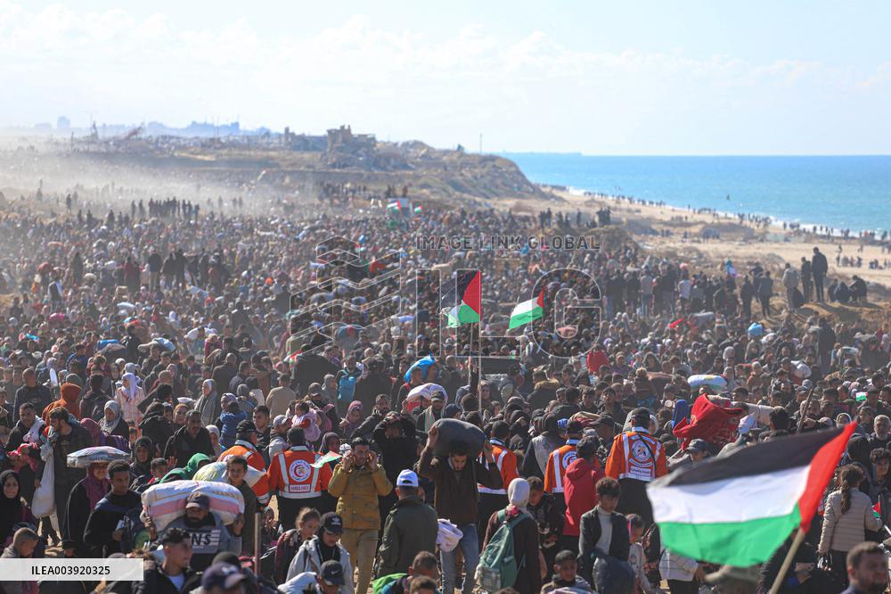 Displaced Palestinians Begin Returning to Northern Gaza