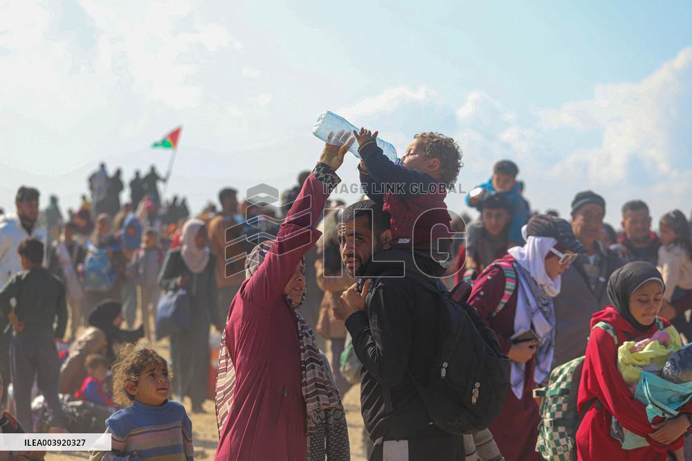 Displaced Palestinians Begin Returning to Northern Gaza