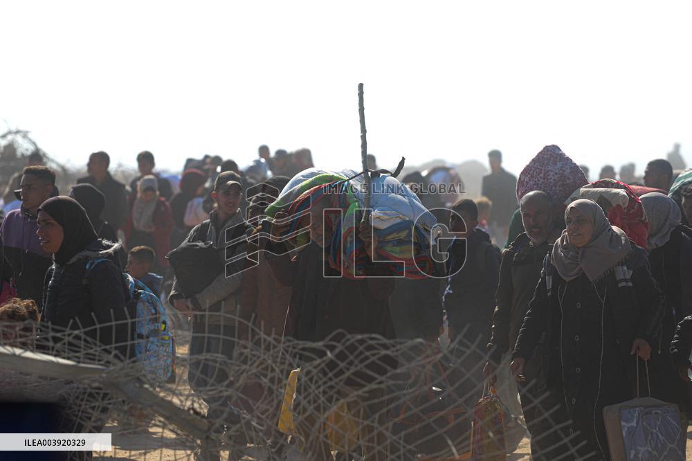 Displaced Palestinians Begin Returning to Northern Gaza