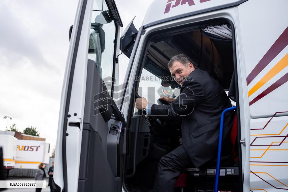 Philippe Tabarot visits the company Transport Prevost - Mitry Mory AJ