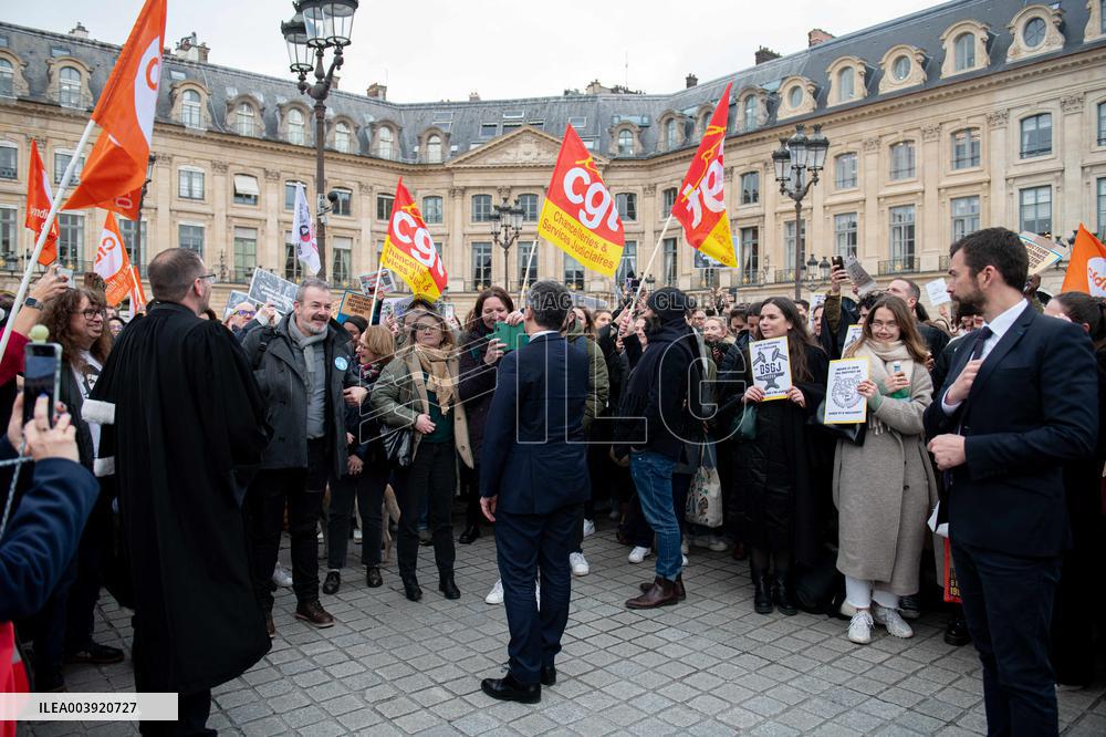 Gerald Darmanin talks to court clerks protesting at Place Vendome - Paris