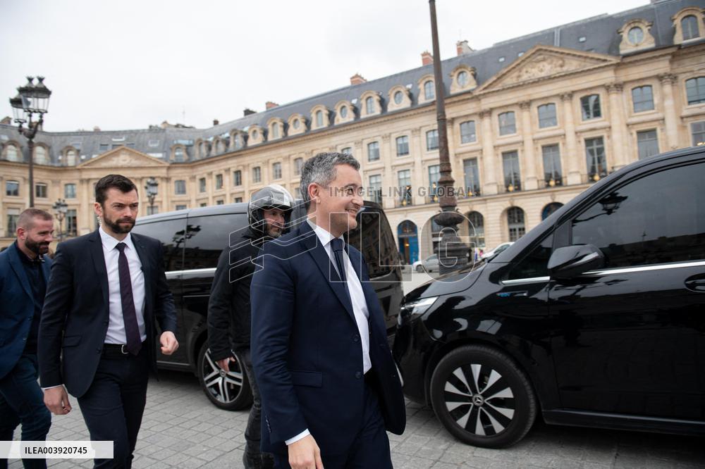 Gerald Darmanin talks to court clerks protesting at Place Vendome - Paris