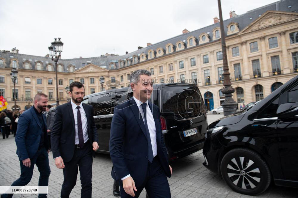 Gerald Darmanin talks to court clerks protesting at Place Vendome - Paris