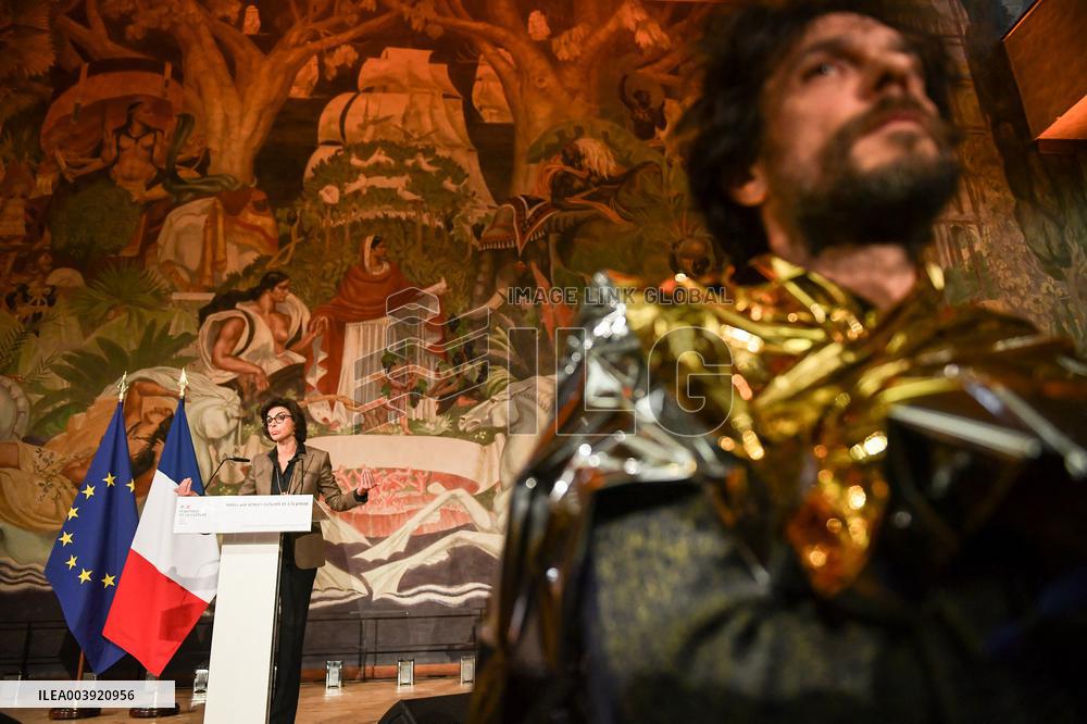 SYNAVI activists protest during Rachida Dati speech in Paris FA