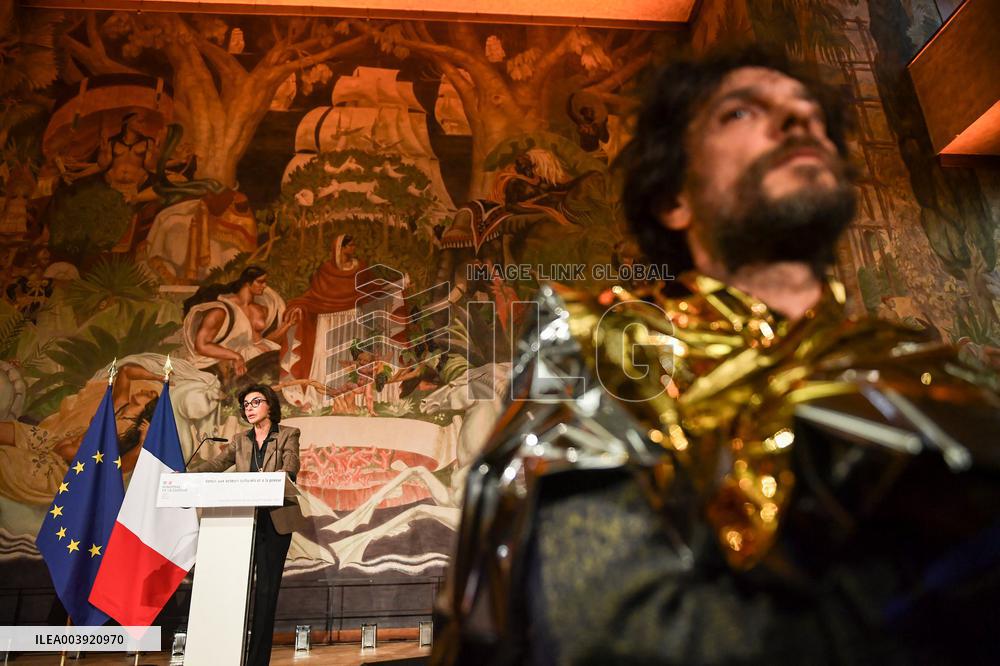 SYNAVI activists protest during Rachida Dati speech in Paris FA