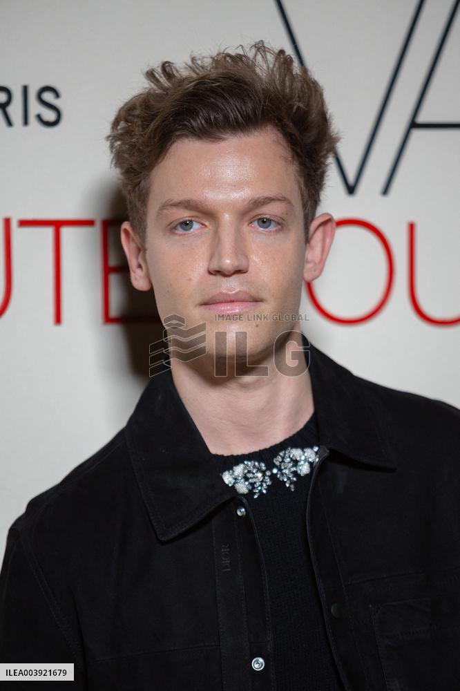 PFW - Giambattista Valli Haute Couture - Photocall NB