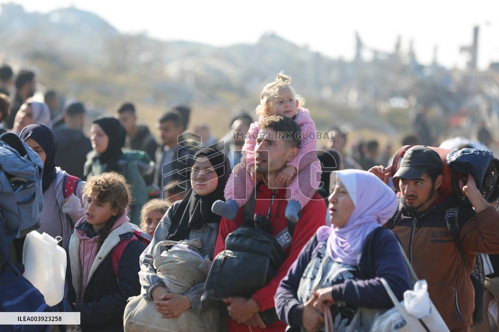 Displaced Palestinians Return to North of Gaza