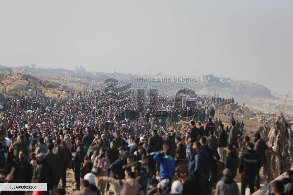 Displaced Palestinians Return to North of Gaza