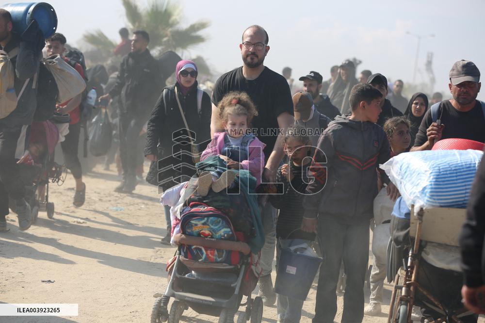 Displaced Palestinians Return to North of Gaza