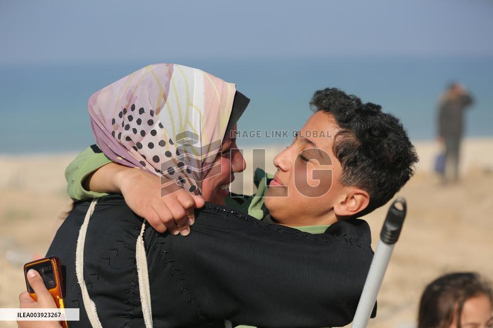 Displaced Palestinians Return to North of Gaza