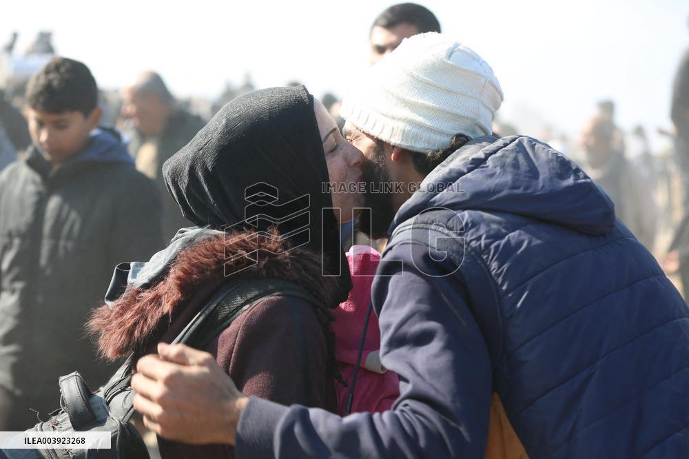 Displaced Palestinians Return to North of Gaza